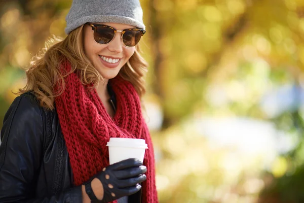 Sonbahar parkında kahve içen kadın. — Stok fotoğraf