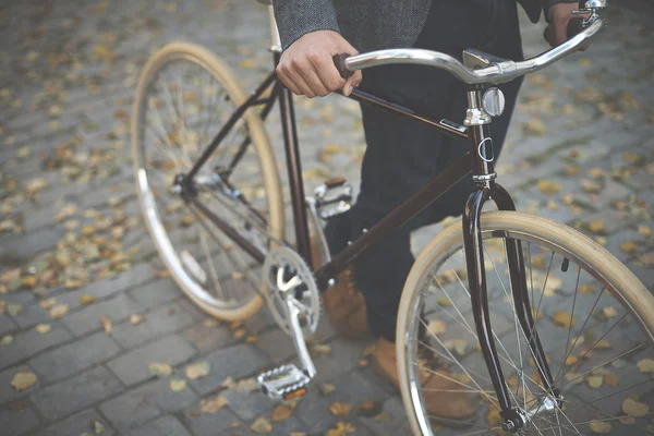 자전거를 가진 남자 — 스톡 사진