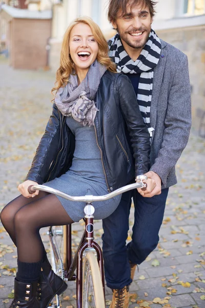 Man carrying girlfriend on bicycle — Stock Photo, Image