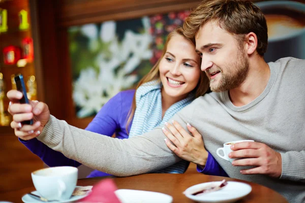 Couple prenant Selfie dans Café — Photo