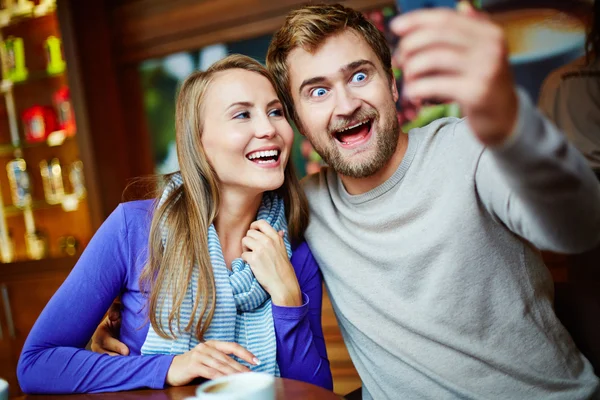 Coppia prendendo selfie in Cafe — Foto Stock