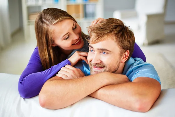 Casal tendo descanso em casa — Fotografia de Stock