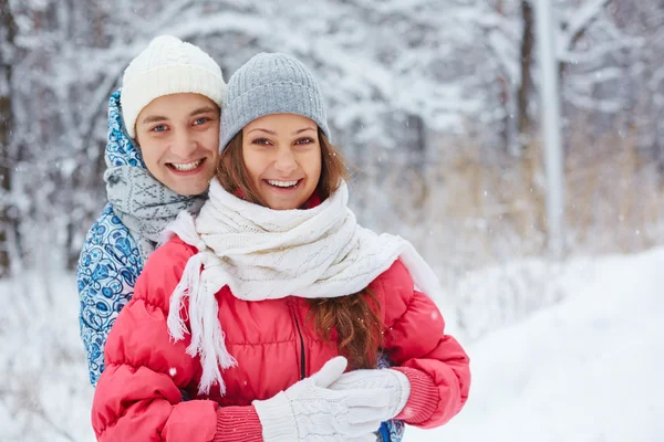 Casal abraçando no parque de inverno — Fotografia de Stock