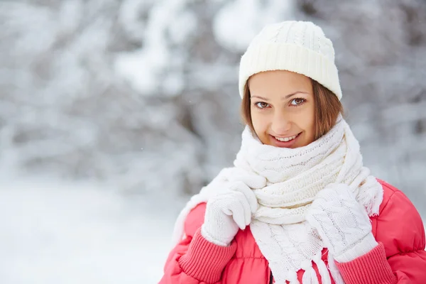 Menina em winterwear de malha casual — Fotografia de Stock