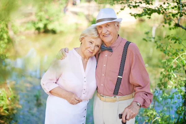 Senior par i parken — Stockfoto