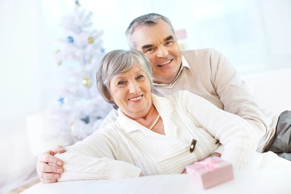 Pareja mayor en casa en Navidad — Foto de Stock