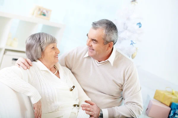 Pareja mayor en casa en Navidad — Foto de Stock