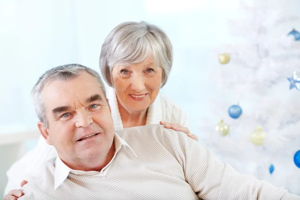Senior couple at home on Christmas — Stock Photo, Image