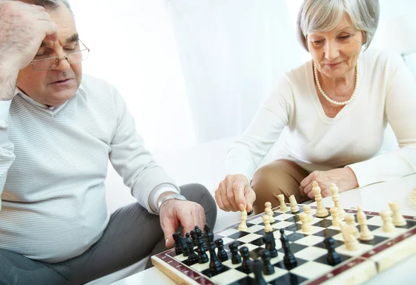 Ηλικιωμένο ζευγάρι που παίζει σκάκι — Φωτογραφία Αρχείου