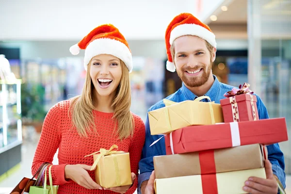 Paar kauft Weihnachtsgeschenke — Stockfoto