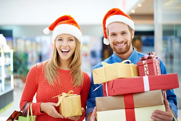 Coppia acquisto regali di Natale — Foto Stock