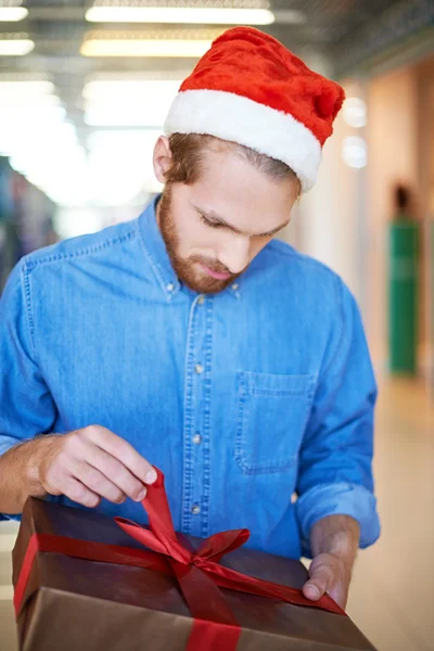 Homem desembalagem presente de Natal — Fotografia de Stock