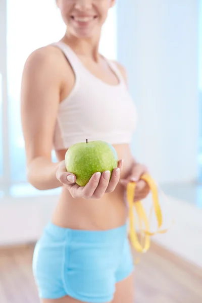 Mujer sosteniendo manzana verde — Foto de Stock