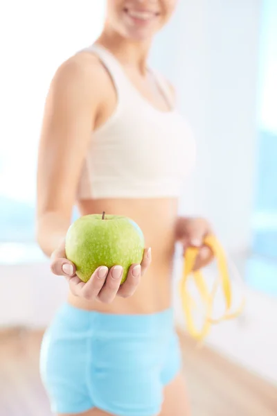 Mujer sosteniendo manzana verde — Foto de Stock