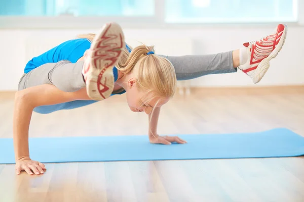 Meisje doen yoga oefening — Stockfoto