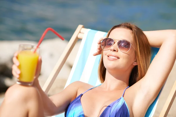 Mulher relaxante em deck-chair — Fotografia de Stock