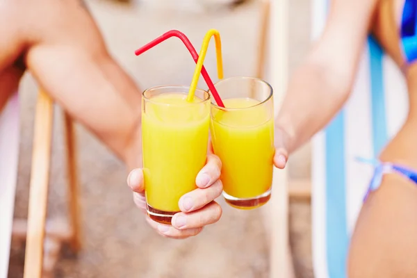 Gente tintineando vasos de jugo — Foto de Stock