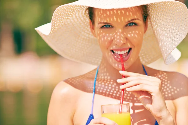 Woman drinking juice with straw — Stock Photo, Image