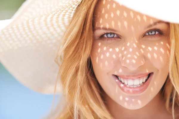 Donna sorridente in cappello — Foto Stock