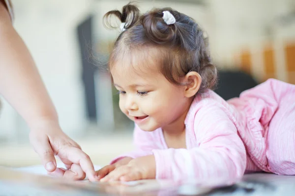 Mor leker med dotter — Stockfoto