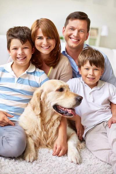 Familie mit Labrador-Hund lizenzfreie Stockfotos