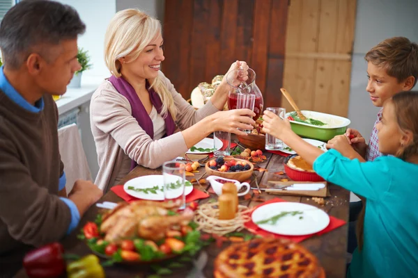 Family having dinner on Thanksgiving day — Stock Photo, Image