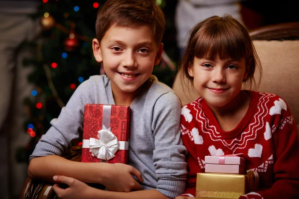 Kinder mit Weihnachtsgeschenken lizenzfreie Stockbilder