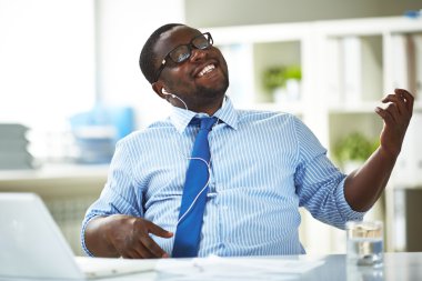 Müzik dinleyen iş adamı