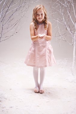 Kar taneleri yığını ile kız