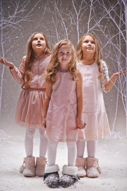 Kızlar kar yağışı altında daimi