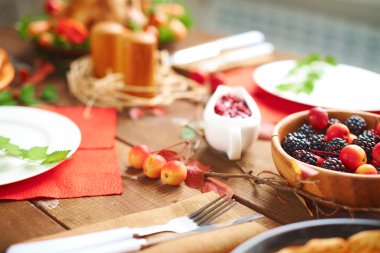 Masasına şenlikli yemek