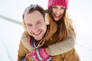 Genç çift winterwear