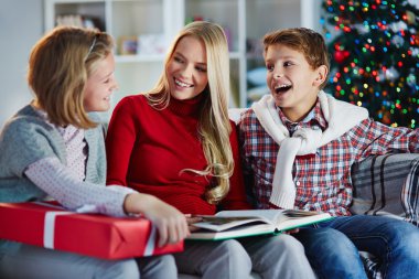 Aile Noel akşamı okuma