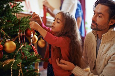 Kız babası ile Noel ağacı süsleme