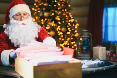 Noel Baba mektuplar aracılığıyla arıyor