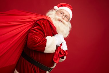 Noel Baba büyük kırmızı çuval taşıma