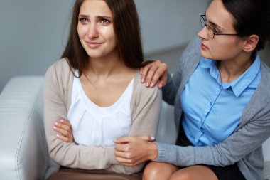 Psikiyatrist rahatlatıcı ağlayan kadın