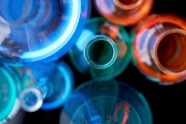 Cam şişeler sıvı ile