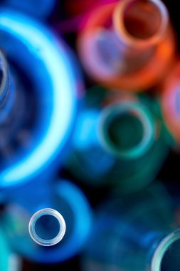 Sıvılar ile cam tüplerin