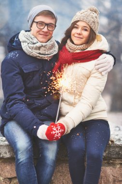 Bengal ışık ile genç Çift