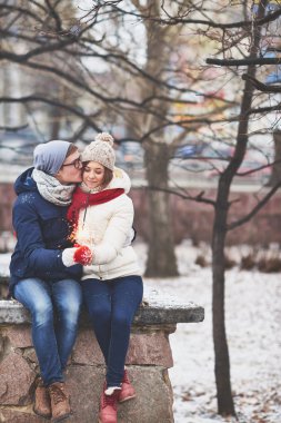 Bengal ışık ile genç Çift