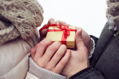 Kız adama veren hediye