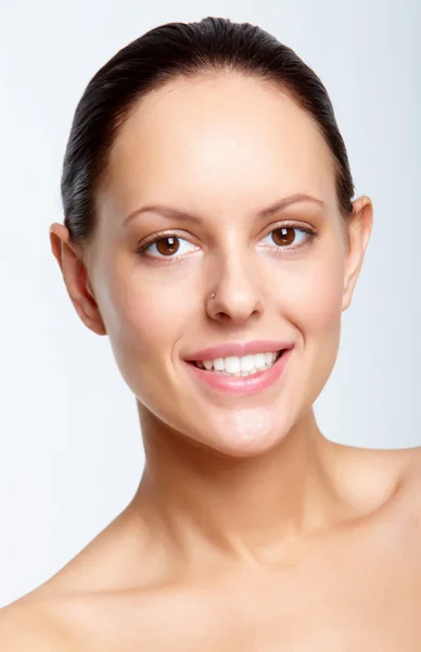 Encantadora mujer con maquillaje natural — Foto de Stock