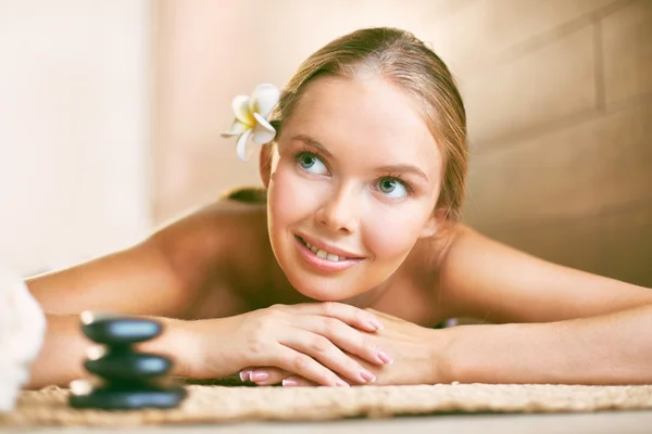 Mujer con flor de frangipani — Foto de Stock