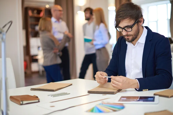 Nachdenklicher Geschäftsmann am Arbeitsplatz — Stockfoto