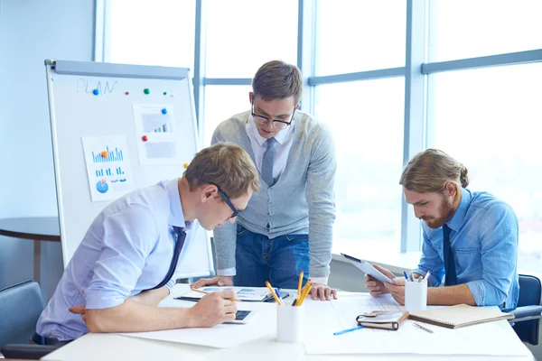 Zakenmensen werken bij vergadering — Stockfoto