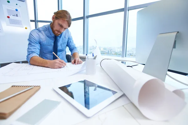 Arquitecto dibujando nuevo boceto — Foto de Stock