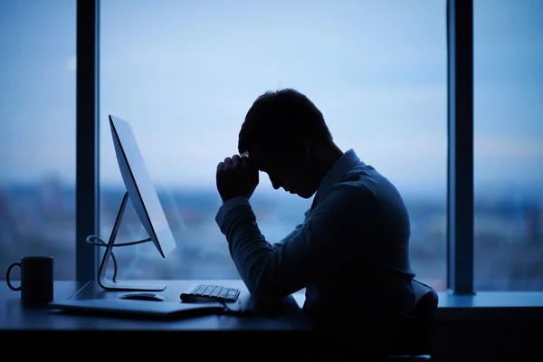 Stressad affärsman i tjänst — Stockfoto