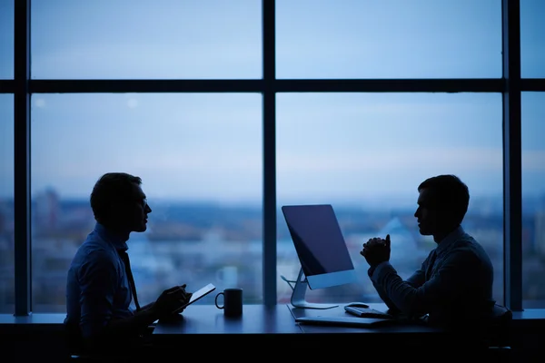 Empresarios que trabajan hasta tarde en la oficina — Foto de Stock