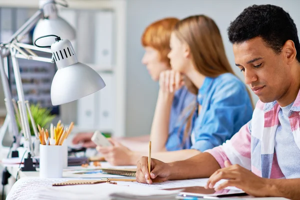 Designers använder touchpad — Stockfoto